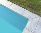 Margelle d'angle pour piscine - Modèle Grès d'Arzon